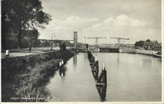 1010 Gezicht op het Merwedekanaal te Utrecht, met op de achtergrond de dubbele ophaalbrug bij de sluis.